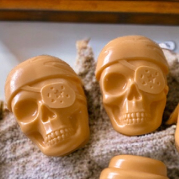 One (1) Handcrafted Halloween Goats Milk Soap Pumpkin Vanilla - Picture 5 of 7